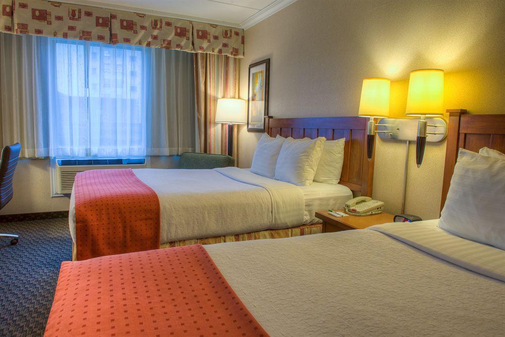 Four Points By Sheraton Windsor Downtown Екстер'єр фото